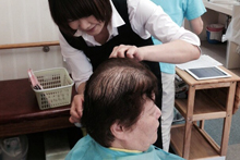 出張美容の様子